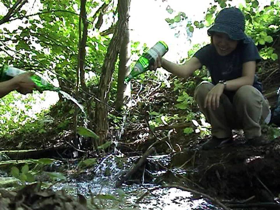 「Release of mineral water」2004　山下麻衣＋小林直人